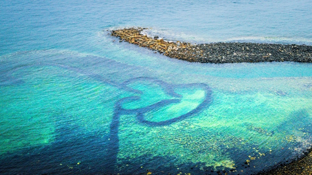 Lovepik_com-500740688-seven-united-states-island-penghu-taiwan-double-heart-stone-a