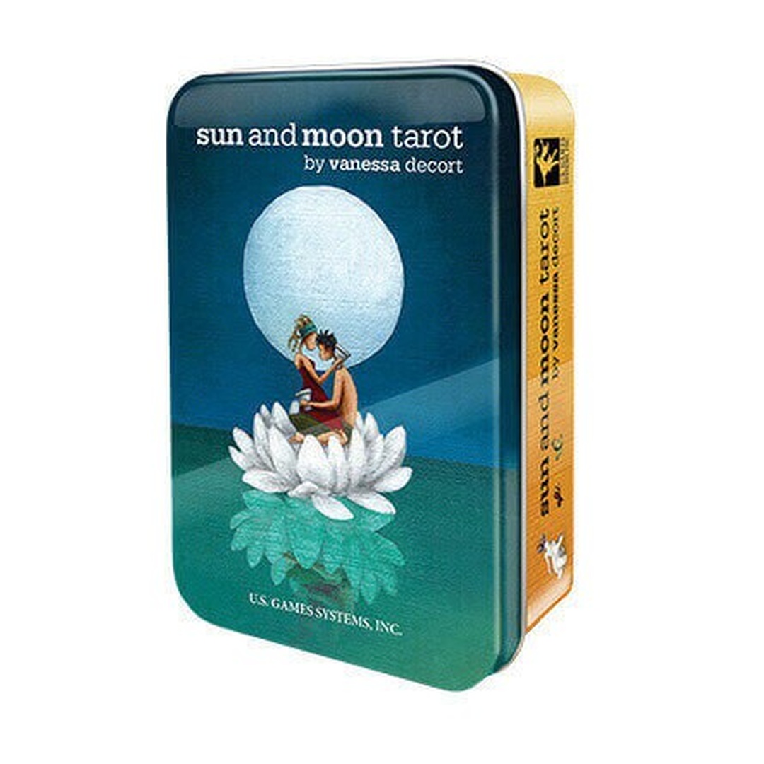 日月塔羅錫鐵盒｜Sun And Moon In A Tin｜78張,托特塔羅結構、現代藝術詮釋與古老奧義的完美結合，嵌入神話與占星，油畫質感與光線的對比,贈中文翻譯